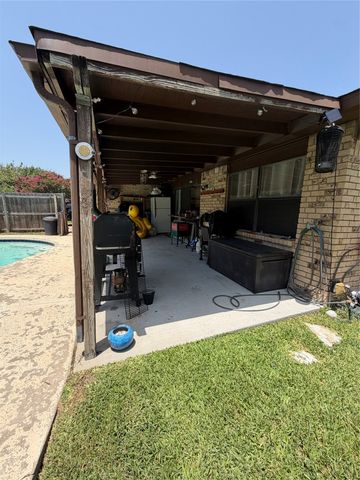 413 Hemlock Drive, Grand Prairie, TX 75052