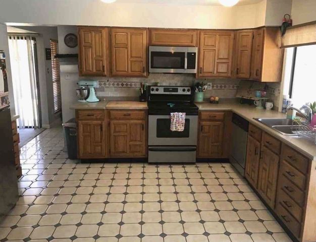 413 Hemlock Drive, Grand Prairie, TX 75052