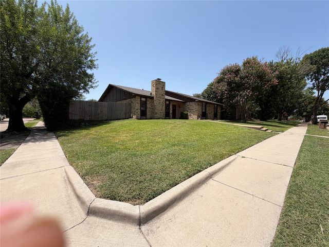 413 Hemlock Drive, Grand Prairie, TX 75052
