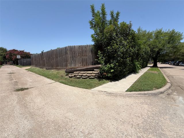 413 Hemlock Drive, Grand Prairie, TX 75052