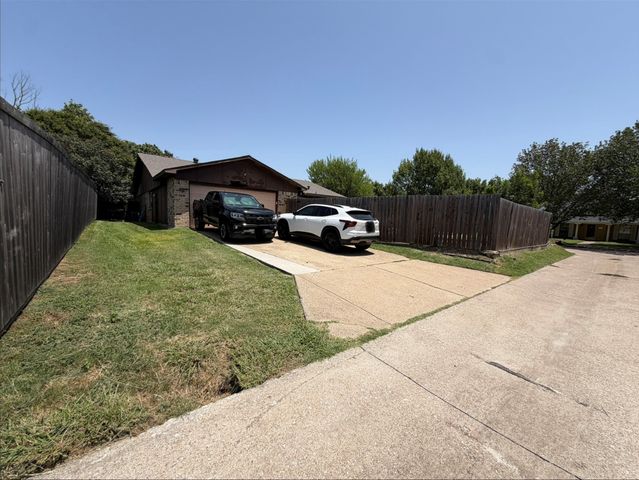 413 Hemlock Drive, Grand Prairie, TX 75052