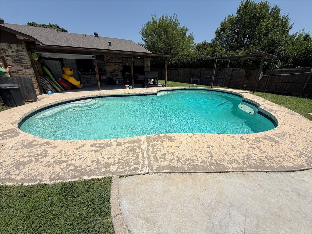 413 Hemlock Drive, Grand Prairie, TX 75052