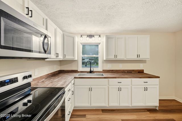 624 W Elm Rd, Radcliff, KY 40160