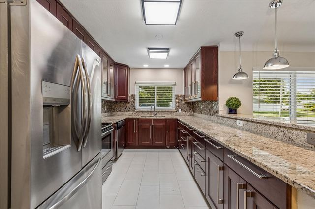 3282 HONEYSUCKLE RD, Largo, FL 33770