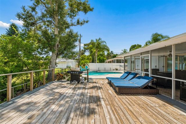 3282 HONEYSUCKLE RD, Largo, FL 33770