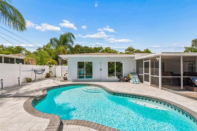 3282 HONEYSUCKLE RD, Largo, FL 33770