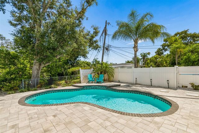 3282 HONEYSUCKLE RD, Largo, FL 33770