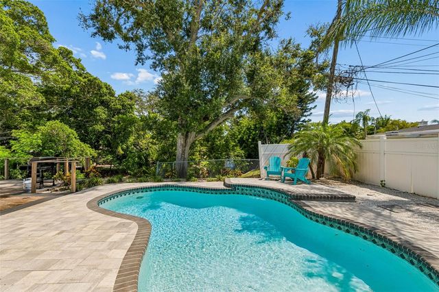 3282 HONEYSUCKLE RD, Largo, FL 33770