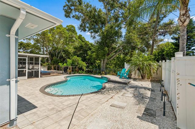 3282 HONEYSUCKLE RD, Largo, FL 33770