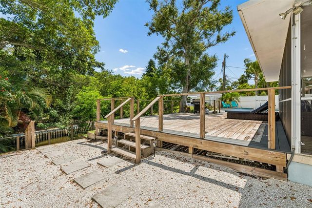 3282 HONEYSUCKLE RD, Largo, FL 33770