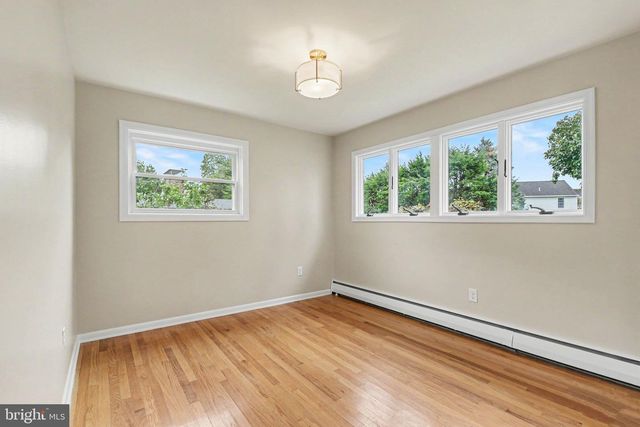 5 GREENWAY DR, Mechanicsburg, PA 17055