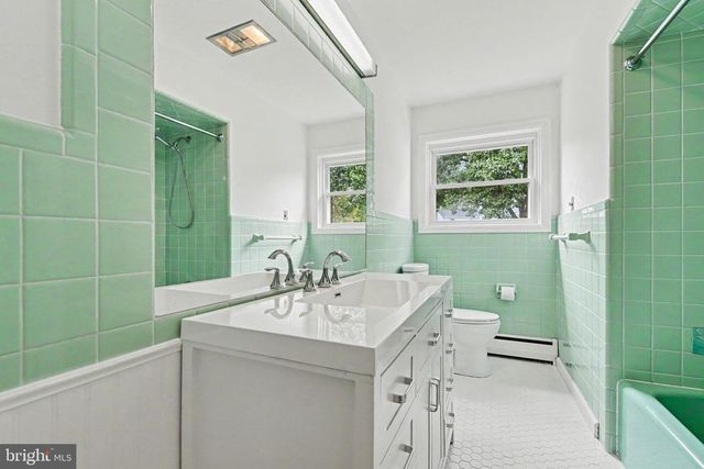 5 GREENWAY DR, Mechanicsburg, PA 17055