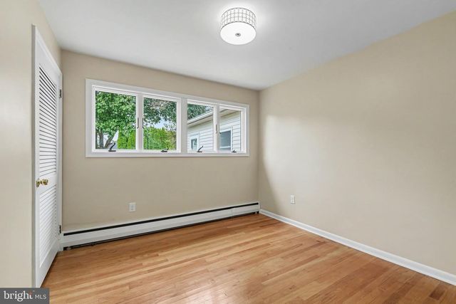 5 GREENWAY DR, Mechanicsburg, PA 17055