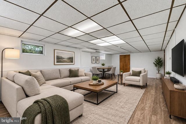 5 GREENWAY DR, Mechanicsburg, PA 17055