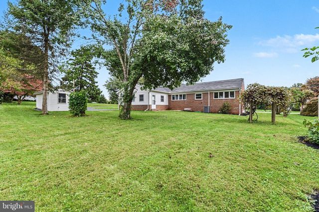 5 GREENWAY DR, Mechanicsburg, PA 17055