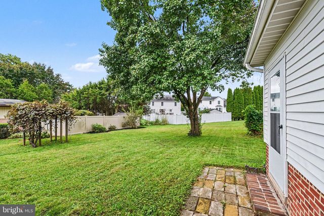5 GREENWAY DR, Mechanicsburg, PA 17055