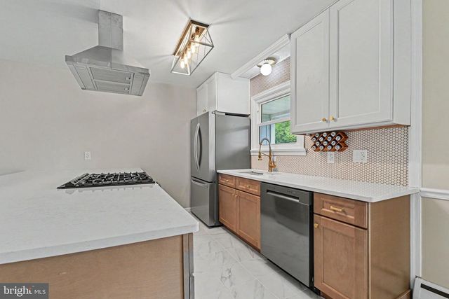 5 GREENWAY DR, Mechanicsburg, PA 17055