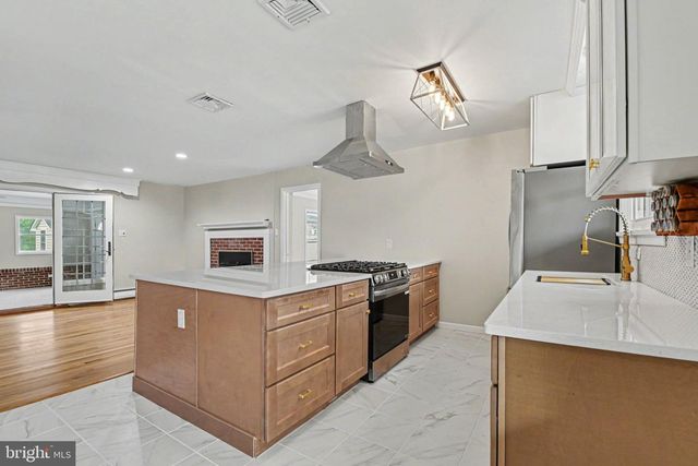 5 GREENWAY DR, Mechanicsburg, PA 17055