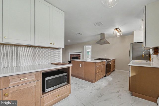 5 GREENWAY DR, Mechanicsburg, PA 17055