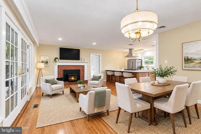 5 GREENWAY DR, Mechanicsburg, PA 17055