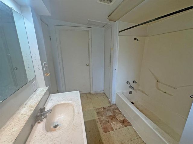 201 Luciana Street, Clute, TX 77531