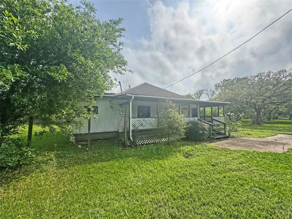201 Luciana Street, Clute, TX 77531