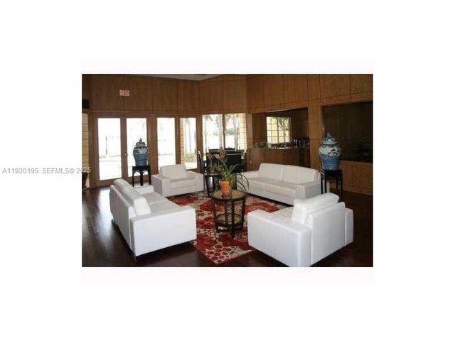 2880 N Oakland Forest Dr 107, Oakland Park, FL 33309