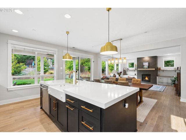 3223 Sw CARAWAY Ct, Portland, OR 97219