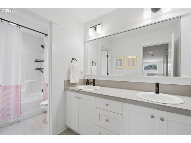 3223 Sw CARAWAY Ct, Portland, OR 97219