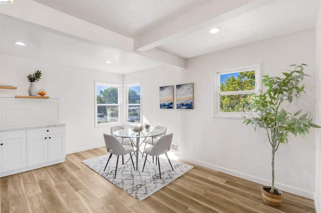 Image 12 of property listing at 826 Benicia Rd, Vallejo, CA 94591