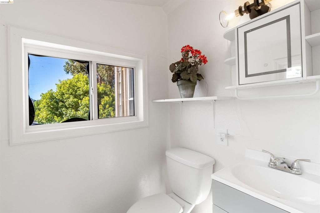 Image 17 of property listing at 826 Benicia Rd, Vallejo, CA 94591