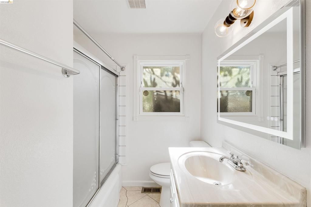 Image 22 of property listing at 826 Benicia Rd, Vallejo, CA 94591