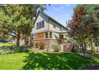 224 VOLUNTEER PARK Ln, Redmond, OR 97756