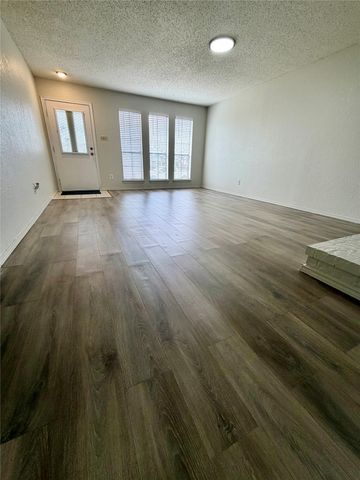 823 Blue Oak Drive, Lewisville, TX 75067