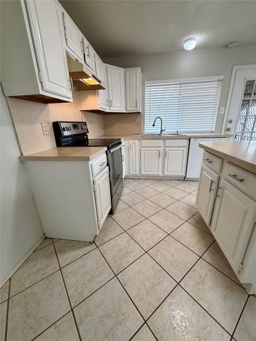 823 Blue Oak Drive, Lewisville, TX 75067