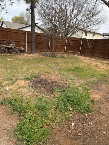 823 Blue Oak Drive, Lewisville, TX 75067