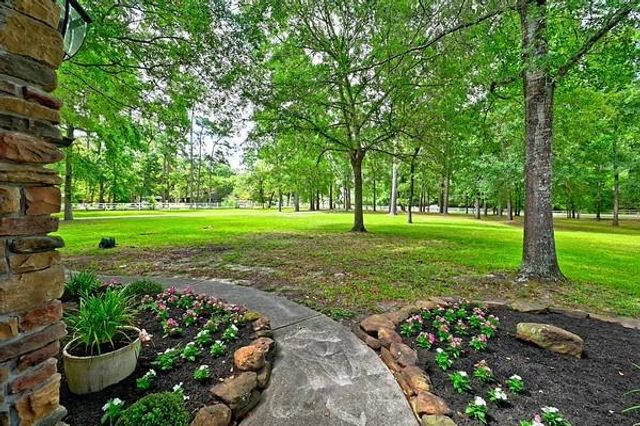 11 W Lake Forest Court, Conroe, TX 77384