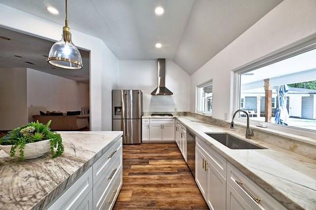 11 W Lake Forest Court, Conroe, TX 77384