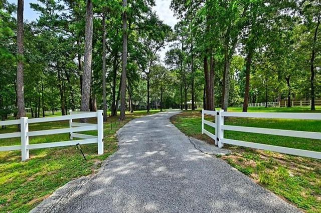 11 W Lake Forest Court, Conroe, TX 77384