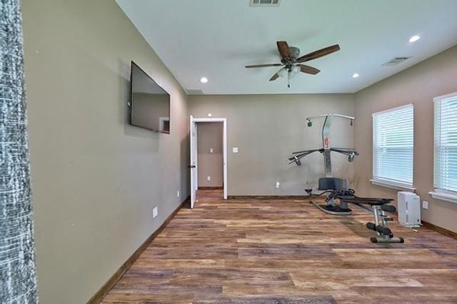 11 W Lake Forest Court, Conroe, TX 77384