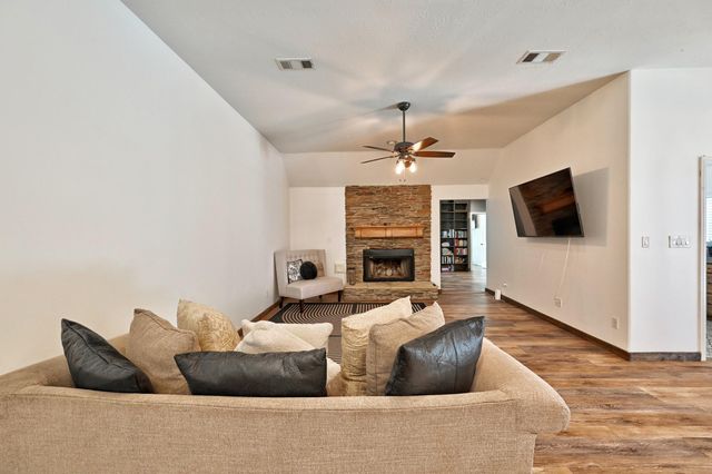 11 W Lake Forest Court, Conroe, TX 77384