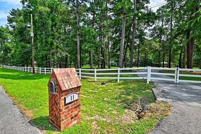 11 W Lake Forest Court, Conroe, TX 77384