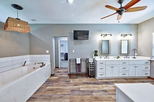 11 W Lake Forest Court, Conroe, TX 77384