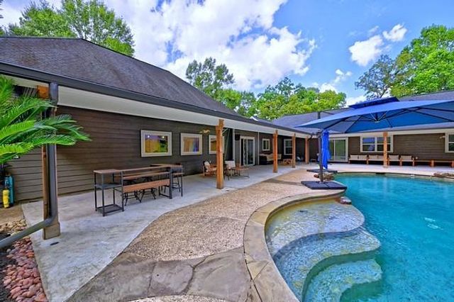 11 W Lake Forest Court, Conroe, TX 77384