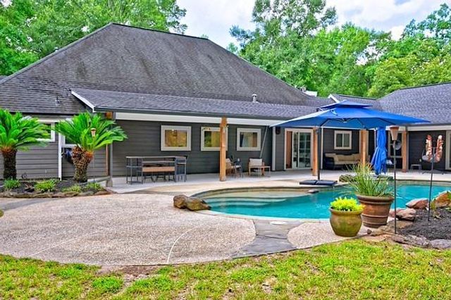 11 W Lake Forest Court, Conroe, TX 77384