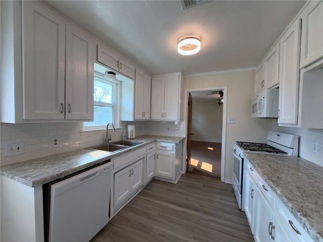 126 N Janin Cir, Portland, TX 78374