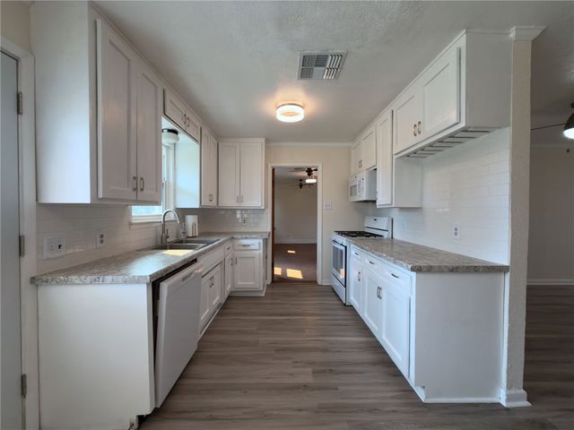 126 N Janin Cir, Portland, TX 78374