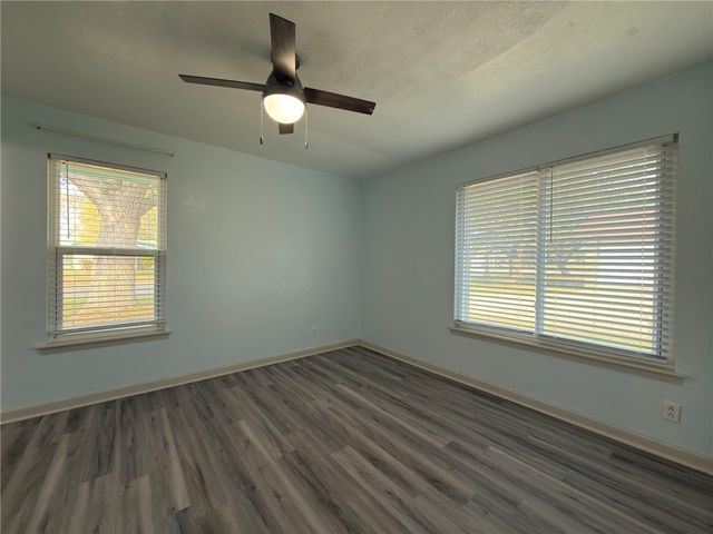 126 N Janin Cir, Portland, TX 78374