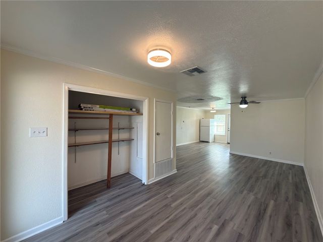 126 N Janin Cir, Portland, TX 78374