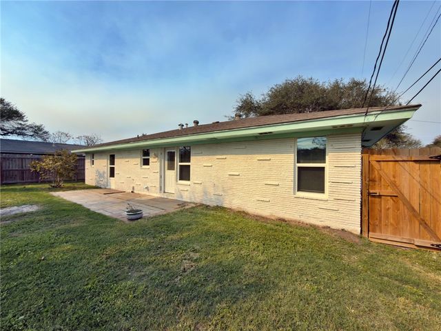 126 N Janin Cir, Portland, TX 78374